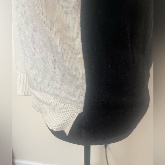 Forever 21 women’s size M black and white color locking crew neck knit sweater - Picture 4 of 4